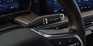 Selector de cambios electrónico en el volante de la Chevrolet Tahoe 2025 con diseño ergonómico y moderno