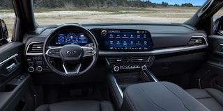 Vista frontal del tablero digital panorámico de la Chevrolet Tahoe 2025, tecnología y diseño de lujo
