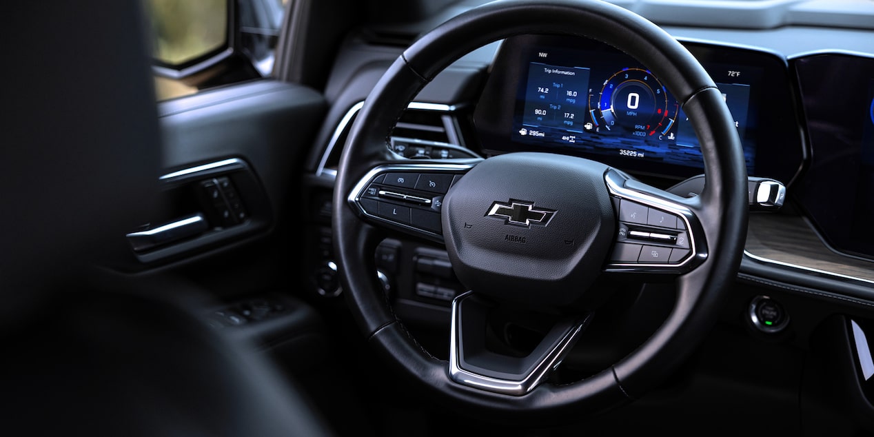 Interior de la Chevrolet Tahoe 2025 con volante multifunción y panel digital de instrumentos