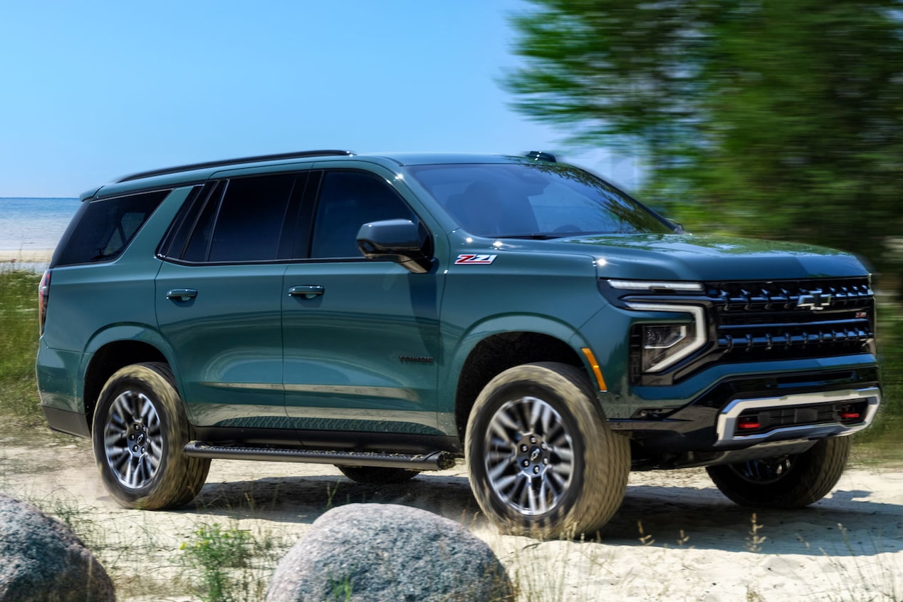 Chevrolet Tahoe 2025 Z71 en color verde recorriendo camino off-road junto al mar