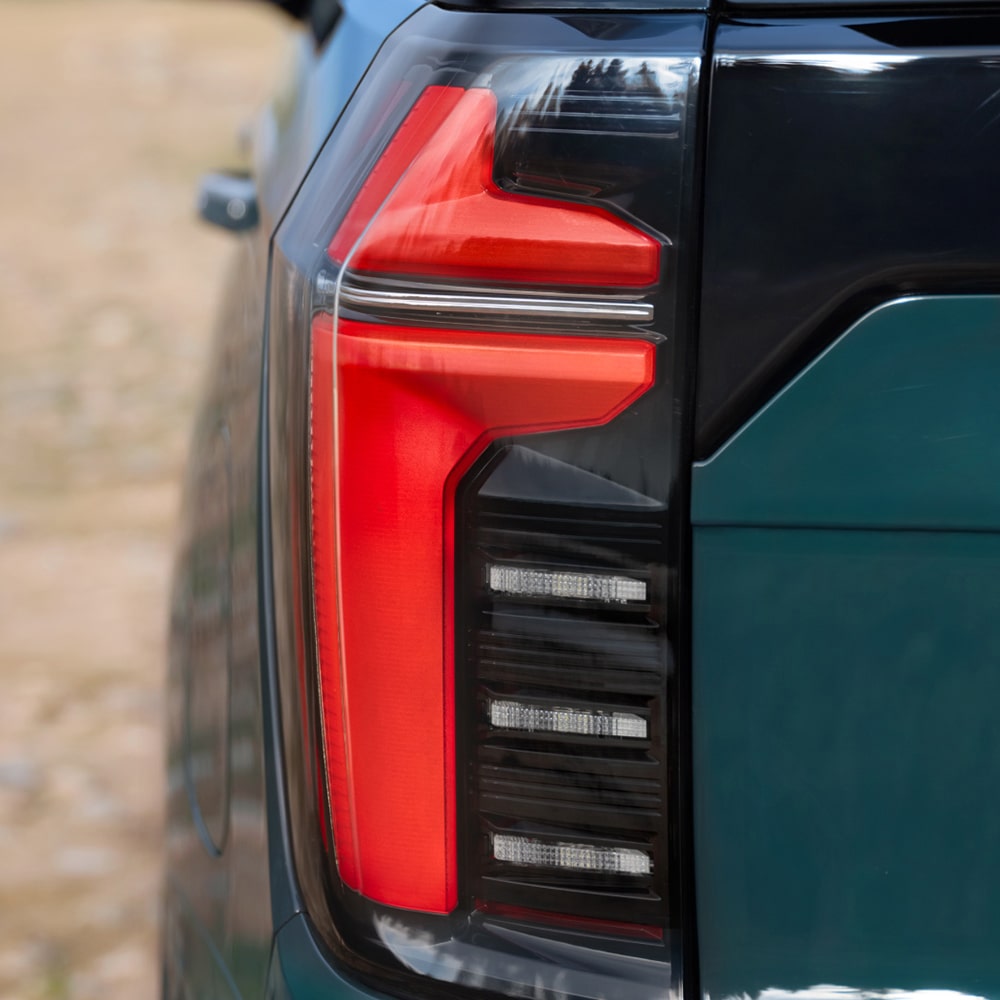 Detalle de la luz trasera LED de una Chevrolet Tahoe 2025 sobre terreno arenoso