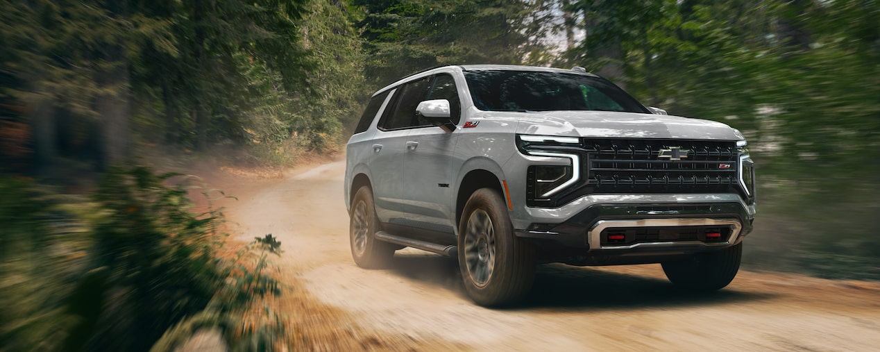 Chevrolet Tahoe SUV de lujo en el bosque, diseño imponente y moderno