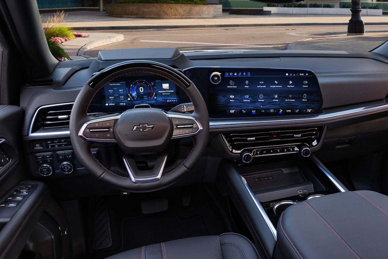 Interior de la Chevrolet Tahoe 2025 con doble pantalla digital, volante multifunción y consola central moderna