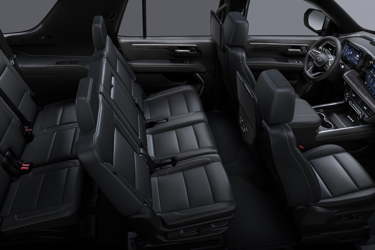 Vista lateral del interior de la Chevrolet Tahoe 2025 con tres filas de asientos, amplio espacio y diseño elegante