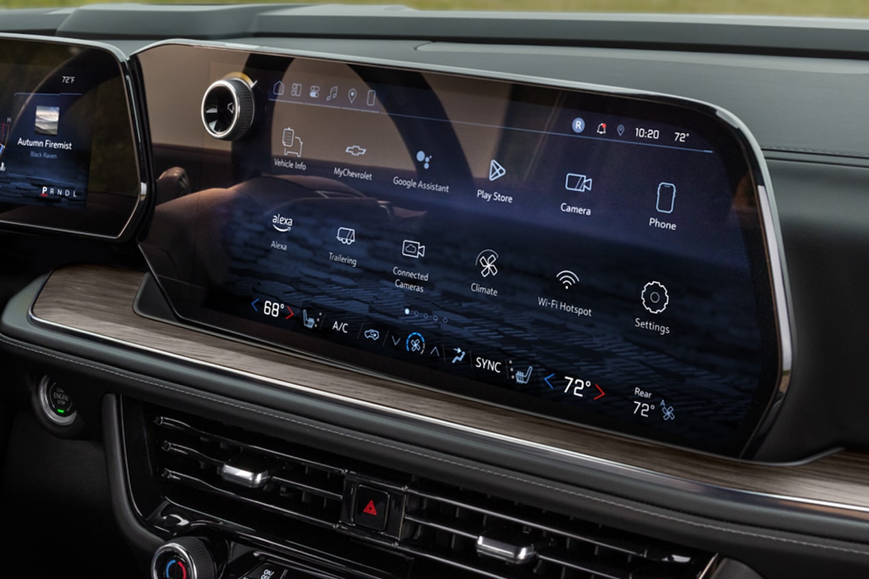 Pantalla de infoentretenimiento de la Chevrolet Tahoe 2025 con funciones como Google Assistant, clima, cámara y Wi-Fi