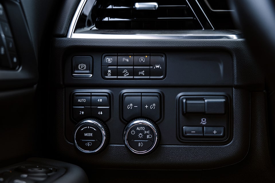 Pantalla central del sistema de infoentretenimiento de la Chevrolet Tahoe 2025 con Google Assistant, clima, navegación y conectividad total