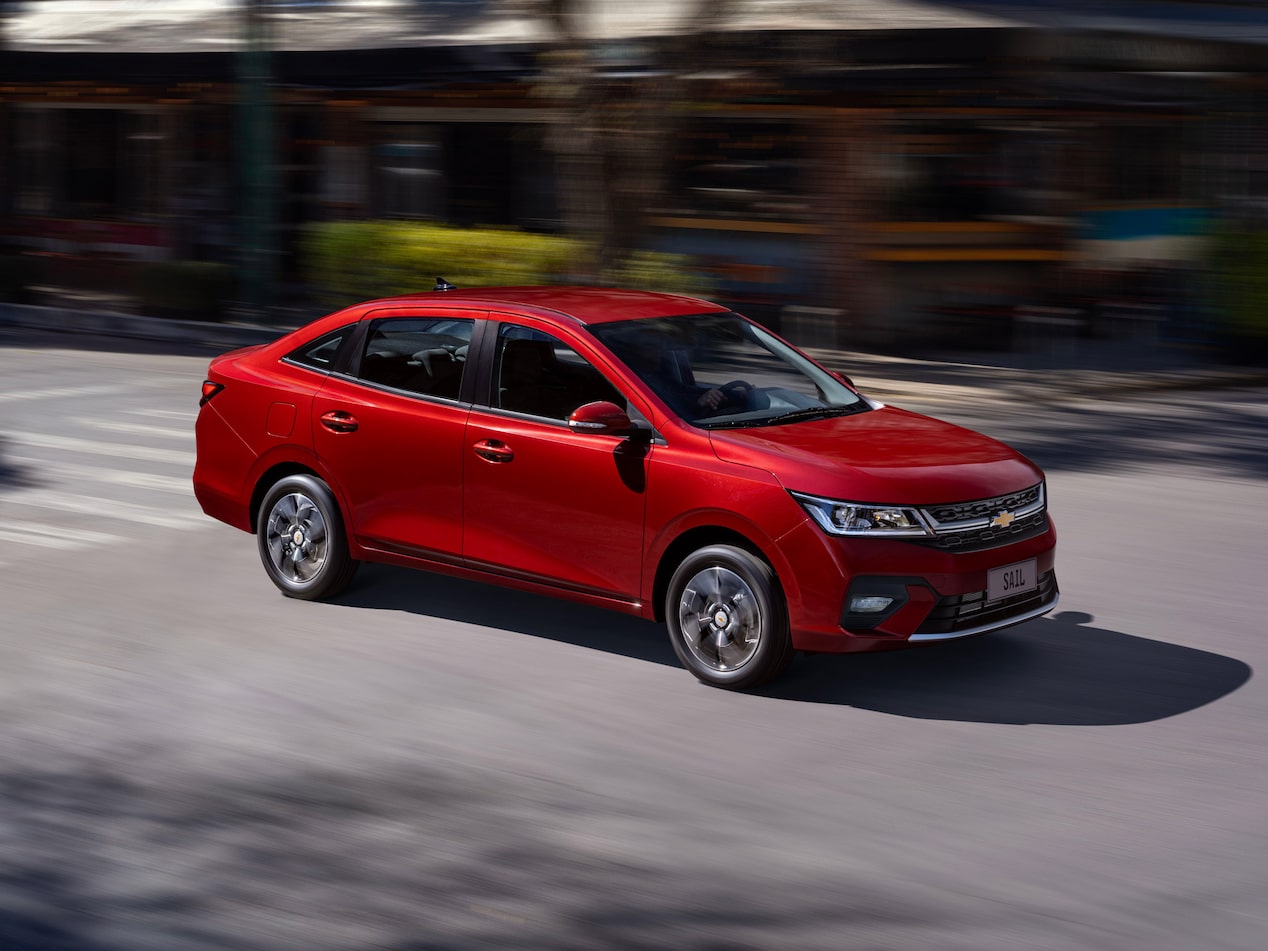 Vista superior del Chevrolet Sail Sedan circulando por una zona urbana.