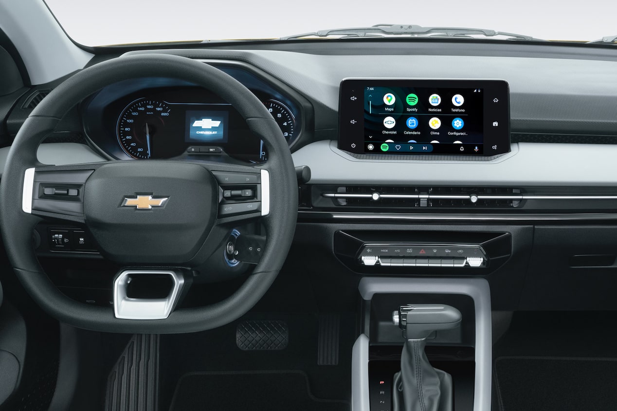 Vista inteior del Chevrolet Sail Sedan, mostrando volante, pantalla digital central, y palanca de cambios.