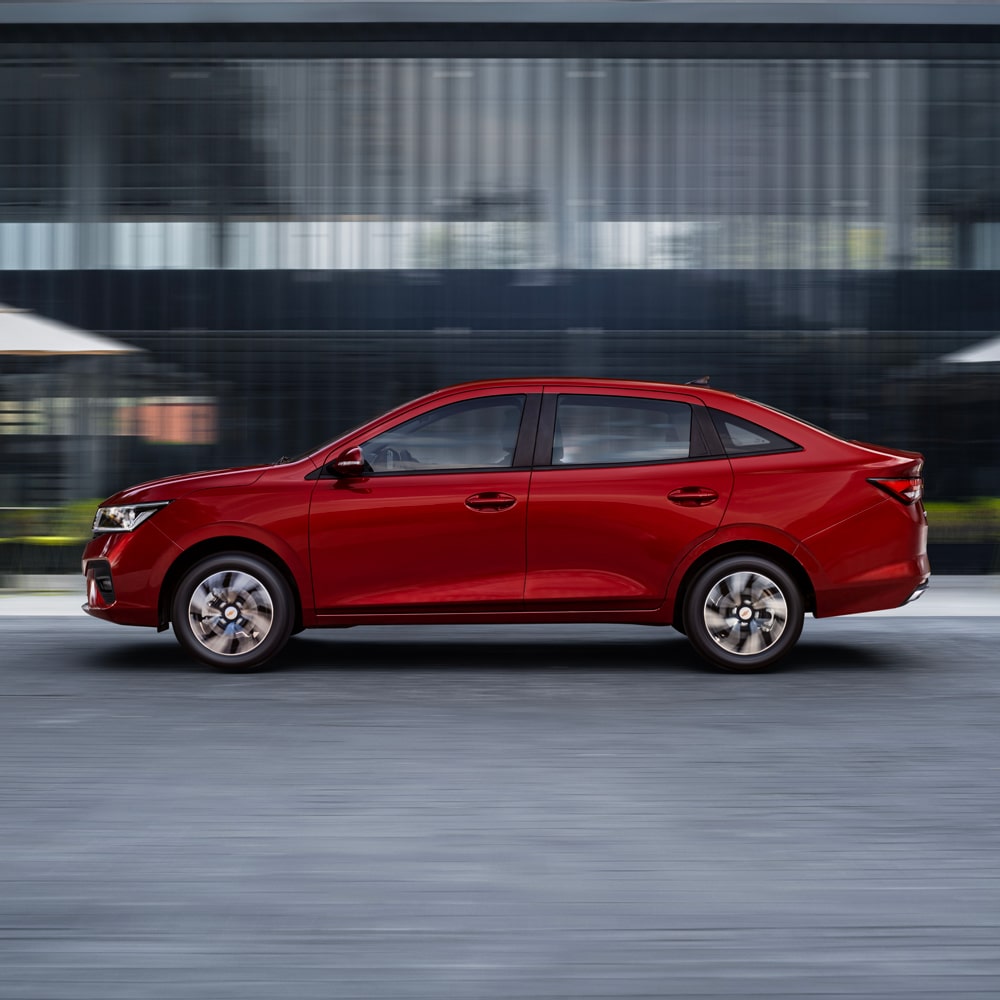 Vista lateral del Chevrolet Sail Sedán, estacionado en zona urbana.