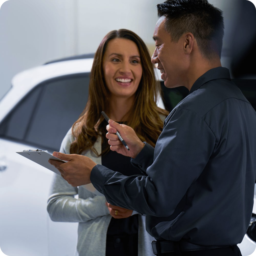 Mujer siendo asistida por un vendedor de consesionaria Chevrolet.