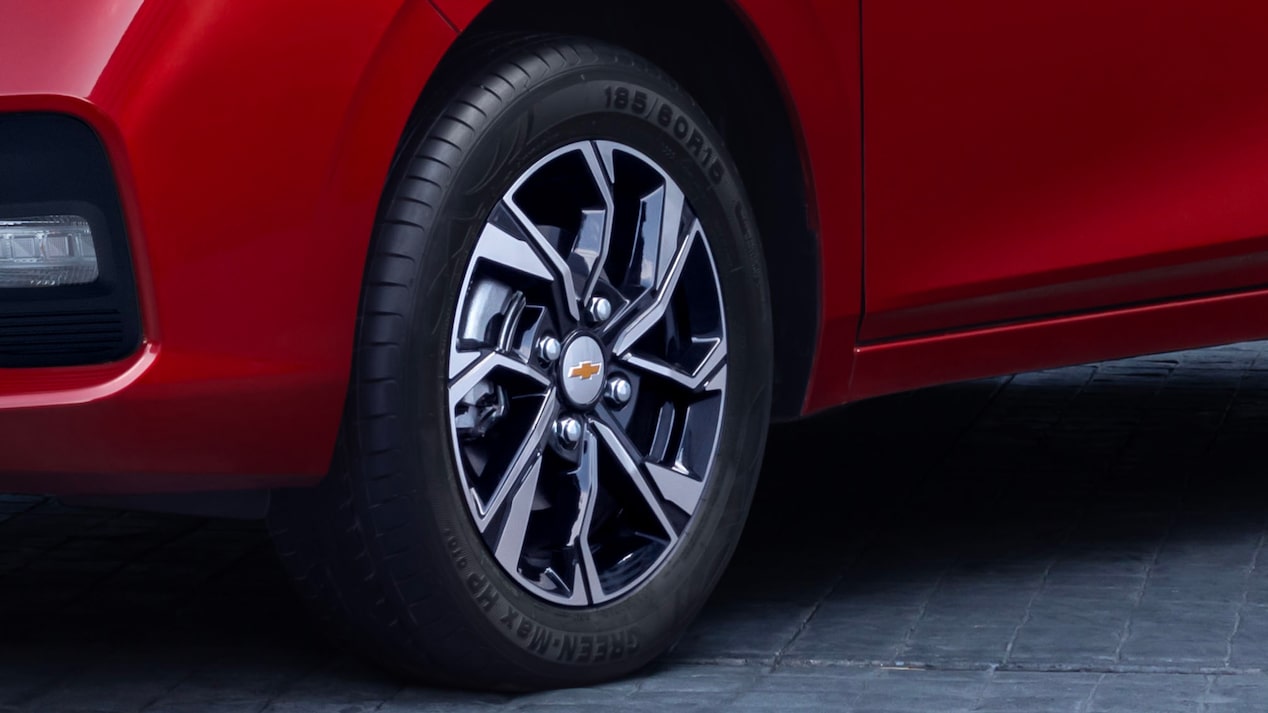 Vista cercana a las llantas de aluminio bitono de 15 pulgadas del Chevrolet Sail Sedán.