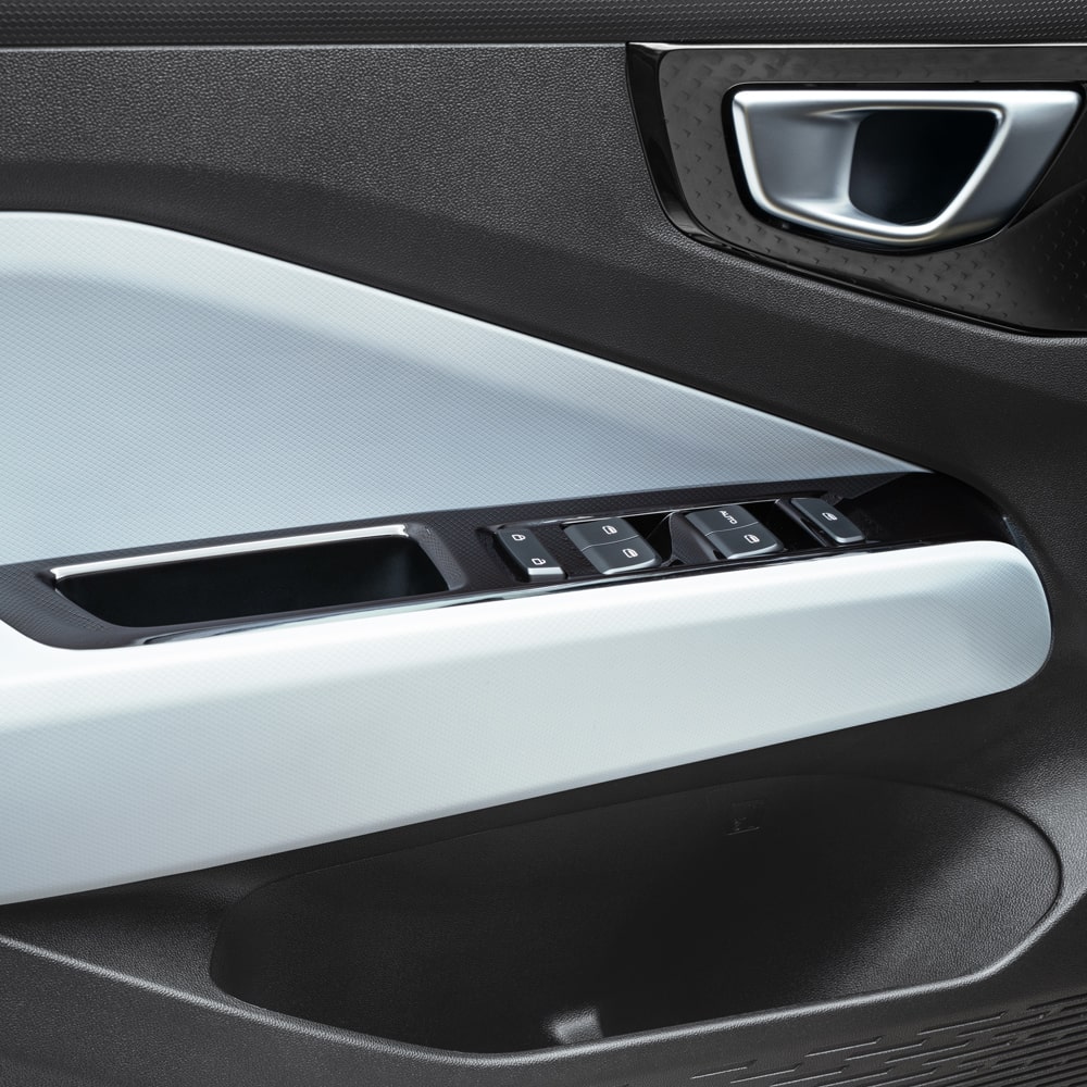 Vista cercana de las ventanas eléctricas con comando remoto del Chevrolet Sail Sedán.