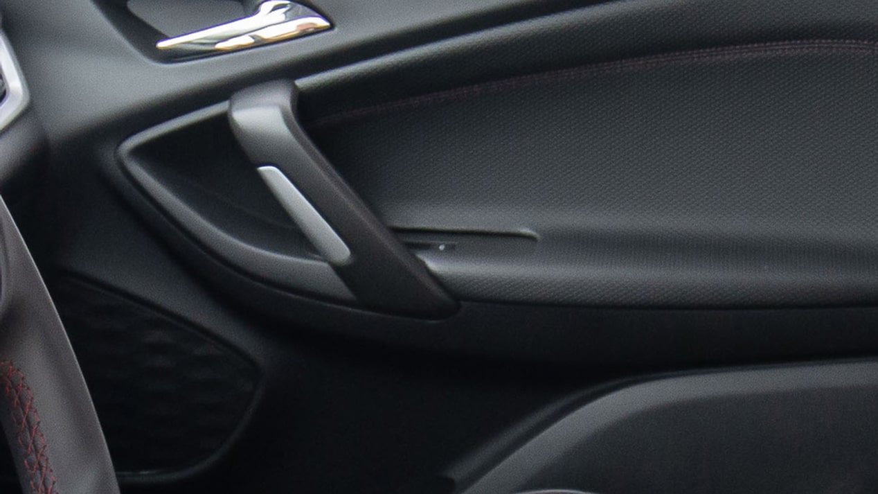 Vista en detalle de los parlantes del Chevrolet Sail Sedán.