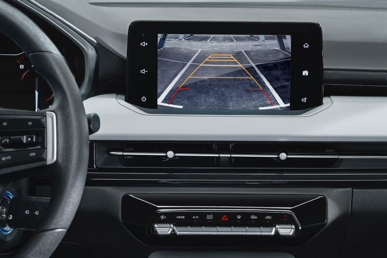 Vista cercana al panel del Chevrolet Sail Sedan mostrando el uso de la cámara de retroceso.