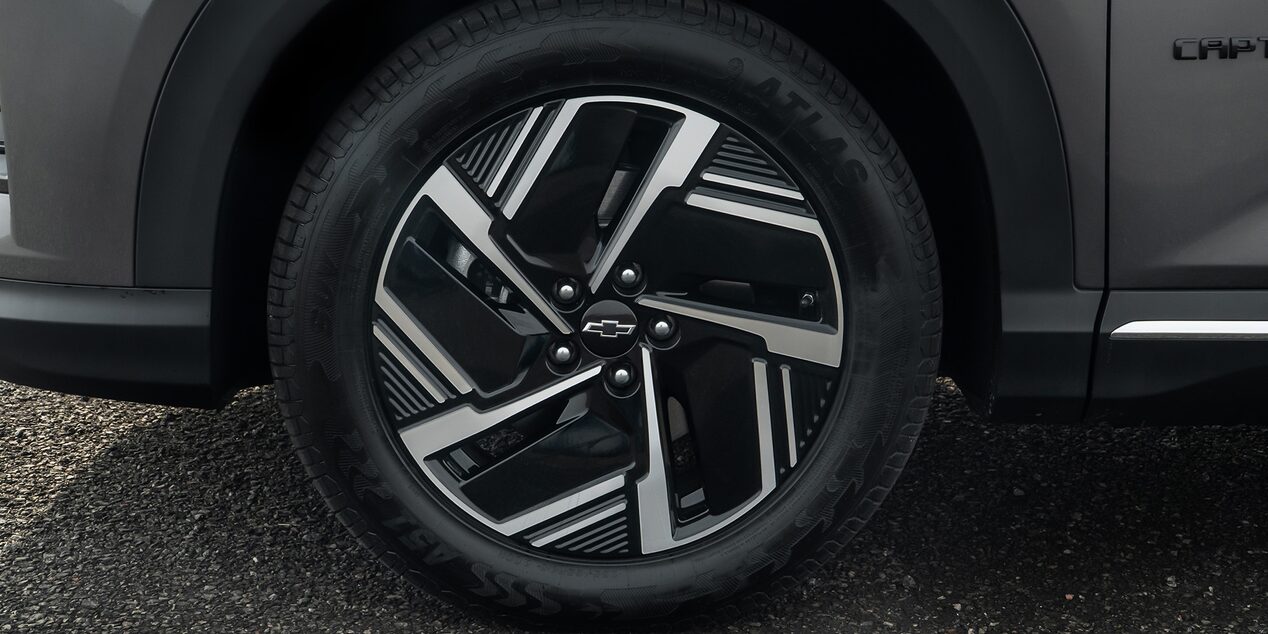 Vista cercana de los aros de aleación de 18 pulgadas de la Chevrolet Captiva EV.