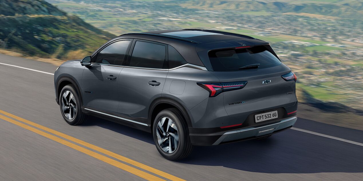 Vista superior de la Chevrolet Captiva EV circulando por una carretera.