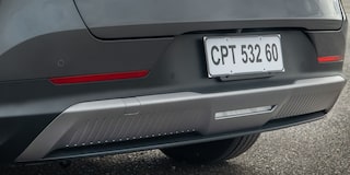 Vista cercana del paragolpe trasero de la Chevrolet Captiva EV destacando los faros LED.