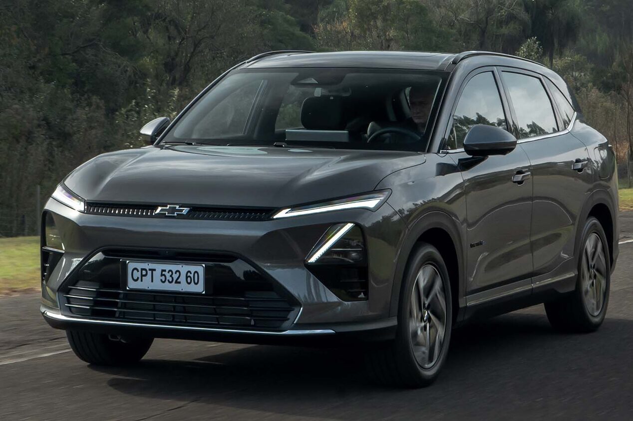 Vista frontal de la Chevrolet Captiva EV circulando por una carretera con vegetación de fondo.