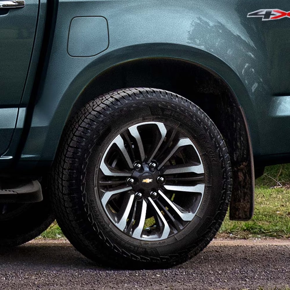 Vista en detalle de una de las llantas traseras de la Chevrolet Colorado.