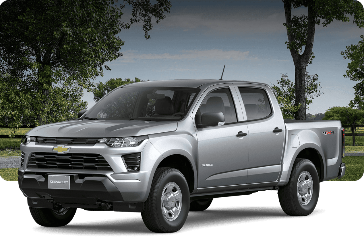 Chevrolet Colorado WTMT en color plata oscuro sobre un fondo silvestre con árboles.