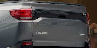 Vista trasera cercana enfocando en el emblema de Chevrolet en la puerta de la caja Multi-Flex de la Montana.