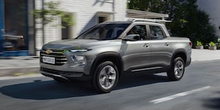 Chevrolet Montana circulando por una zona urbana.