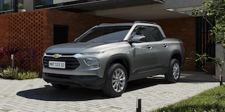 Vista frontal de una Chevrolet Montana estacionada en el garage de una casa.