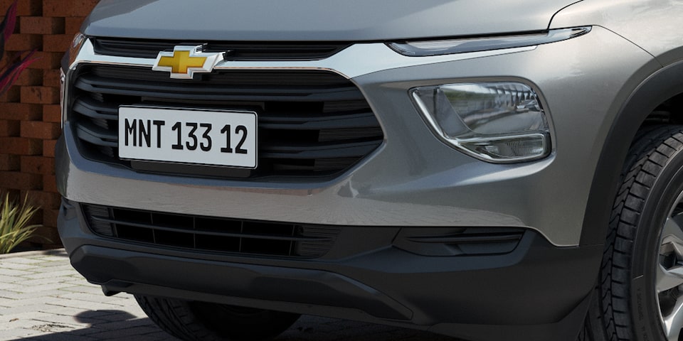 Vista cercana de la parrilla delantera destacando el emblema Chevrolet de la Montana.