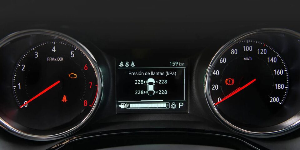 Vista en detalle del tacómetro y velocímetro de la Chevrolet Montana.