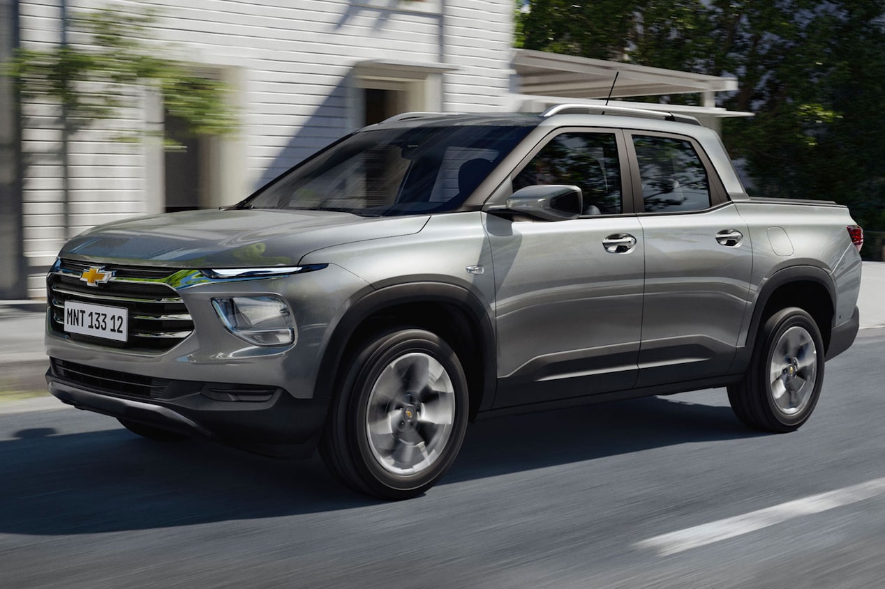 Chevrolet Montana circulando por una zona urbana.