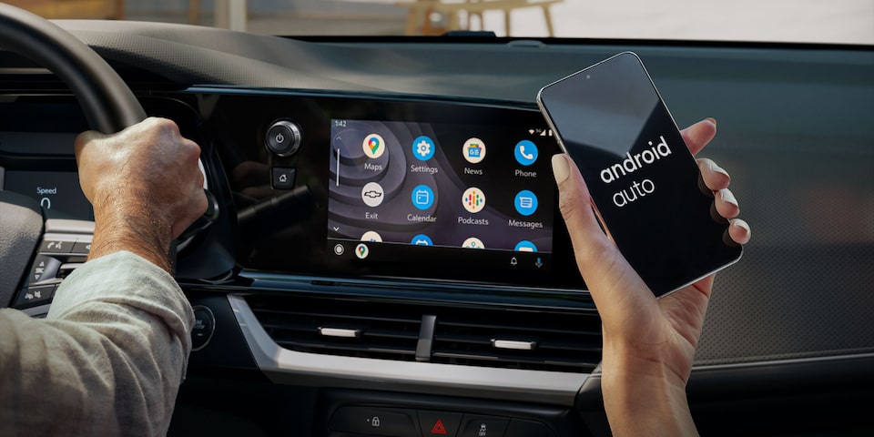 Pantalla multimedia de 10,25 pulgadas de la Chevrolet Montana conectándose con un teléfono celular a través de Android Auto.