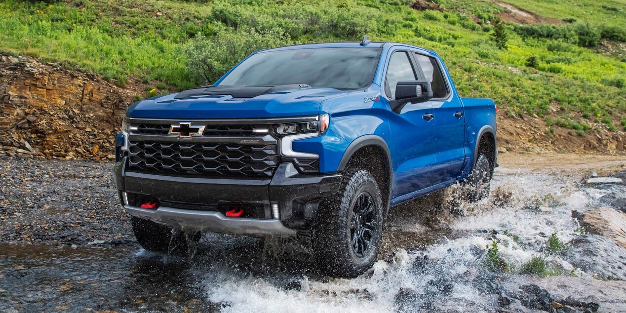 Chevrolet Silverado color azul atravesando un rio.