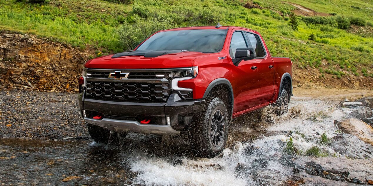Chevrolet Silverado cruzando un rio.