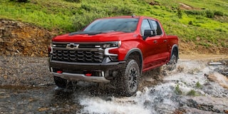 Chevrolet Silverado cruzando un rio.