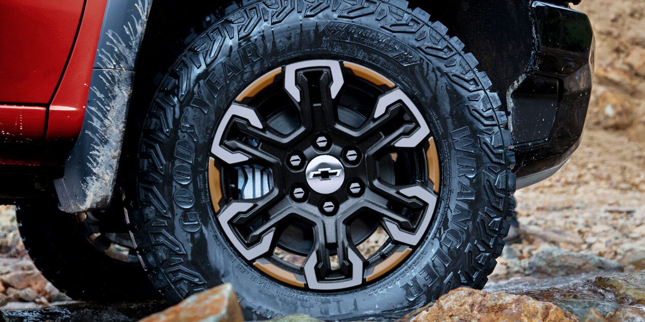 Vista en detalle de las llantas de la Chevrolet Silverado.