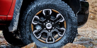 Vista en detalle de las llantas de la Chevrolet Silverado.