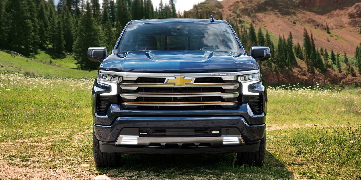 Vista frontal de la Chevrolet Silverado destacando la parrilla delantera.