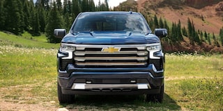 Vista frontal de la Chevrolet Silverado destacando la parrilla delantera.