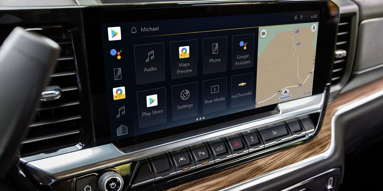 Vista en detalle de la pantalla táctil de la Chevrolet Silverado.