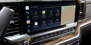 Vista en detalle de la pantalla táctil de la Chevrolet Silverado.