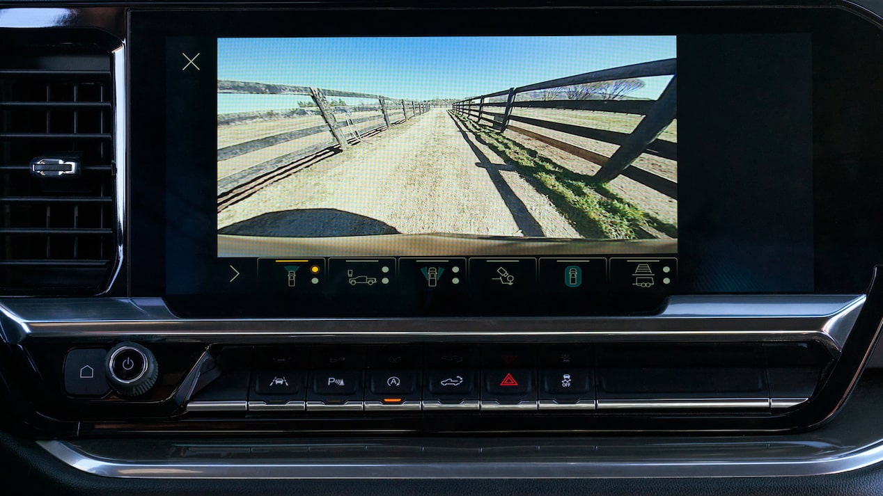 Cámara trasera de la Chevrolet Silverado enfocada en el enganche.