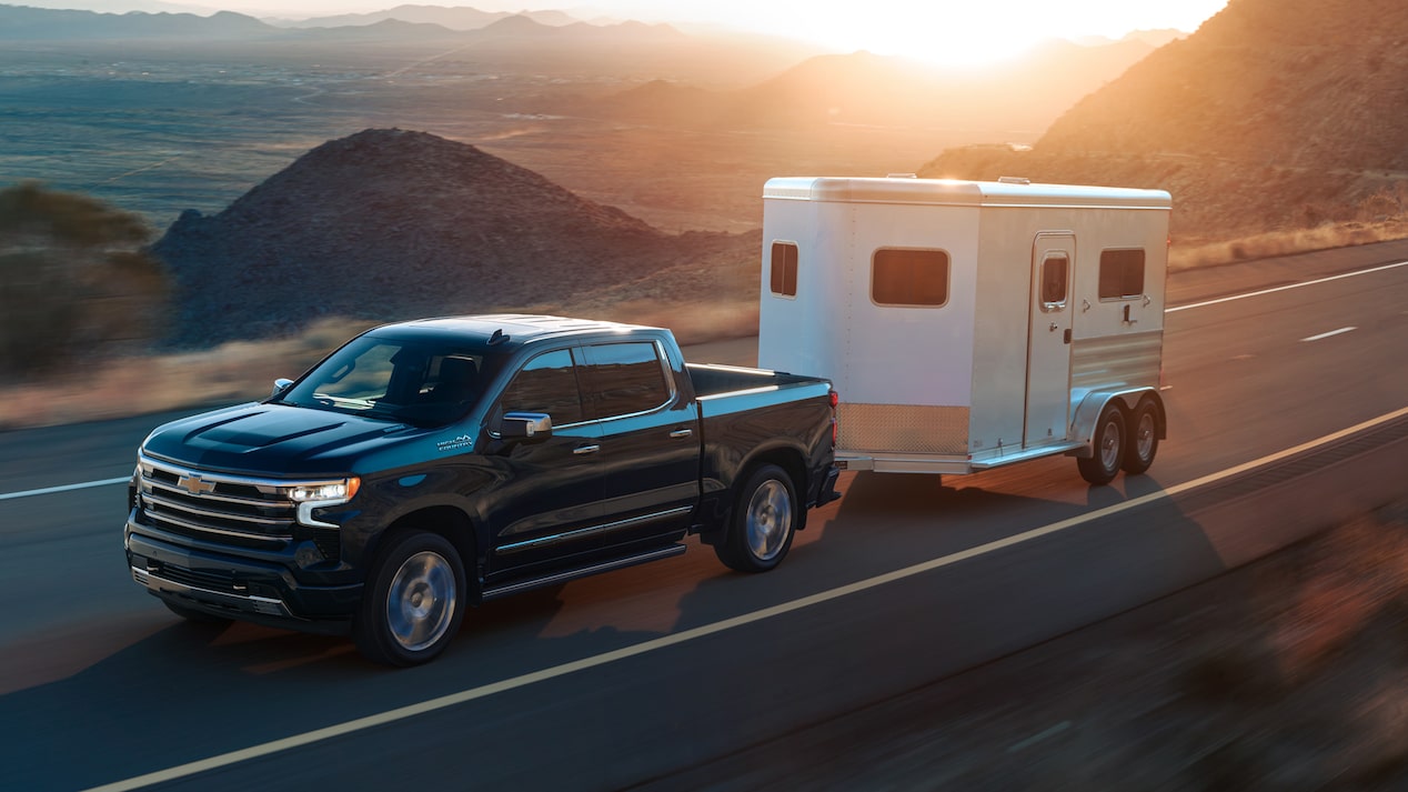 Chevrolet Silverado High Country remolcando un trailer.