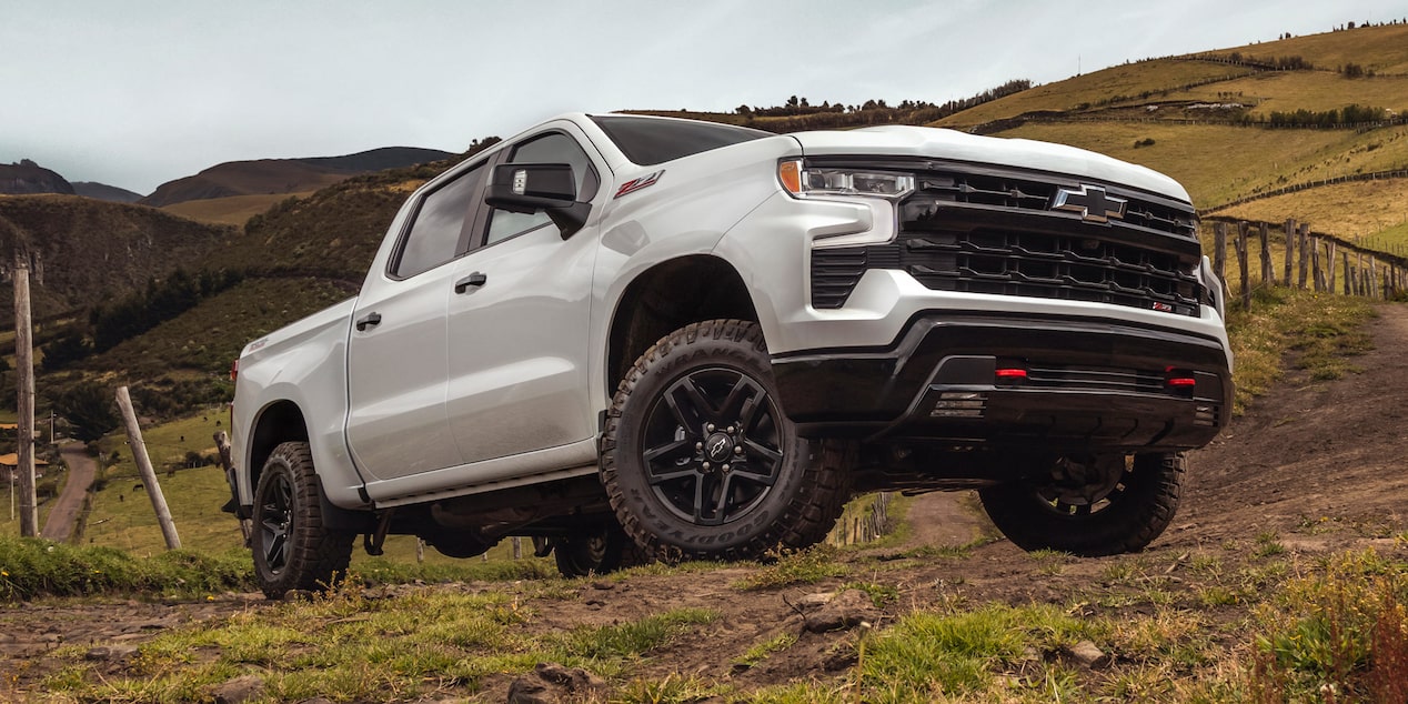 Chevrolet Silverado Z71 estacionada en el campo.