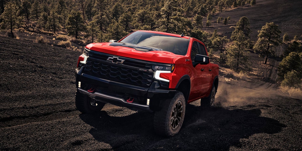 Chevrolet Silverado ZR2 circulando en un camino de tierra.