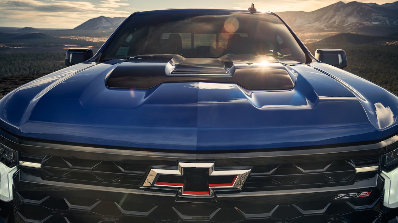 Detalle del capot elevado de la Chevrolet Silverado ZR2.