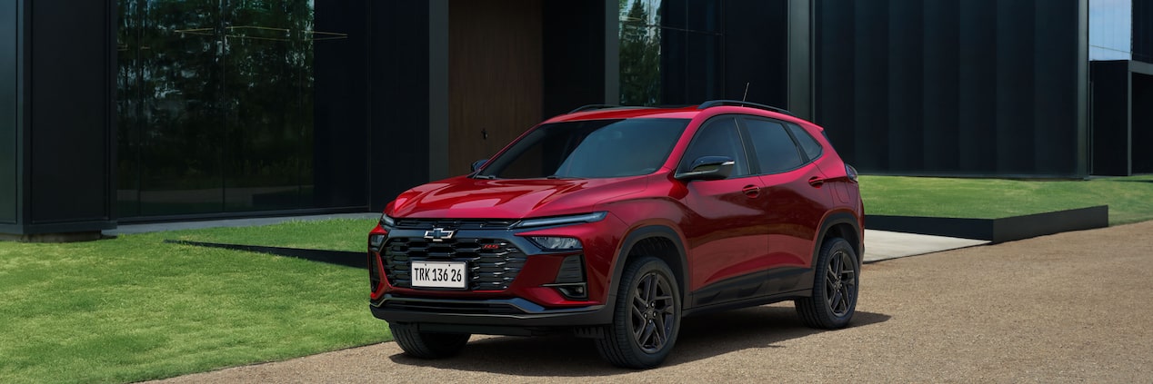 Chevrolet Tracker estacionada en zona urbana.