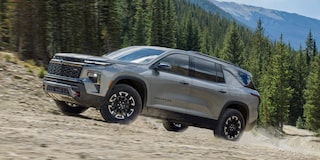 Faro LED frontal de la Chevrolet Tahoe 2025 Z71 con diseño moderno y emblema distintivo