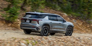 Parrilla frontal con logo Chevrolet en la Tahoe 2025 Z71, diseño robusto y elegante