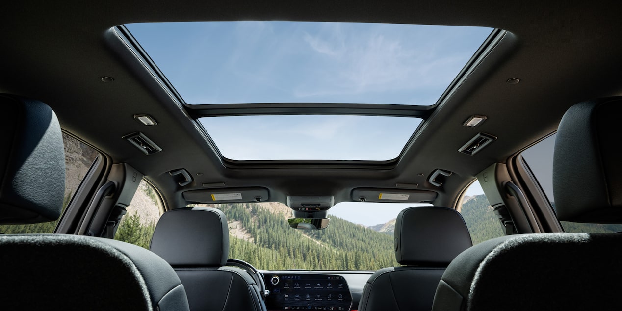 Vista interior de la Chevrolet Traverse de los asientos, techo y pantalla