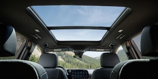 Interior de la Chevrolet Tahoe 2025 con volante multifunción y panel digital de instrumentos